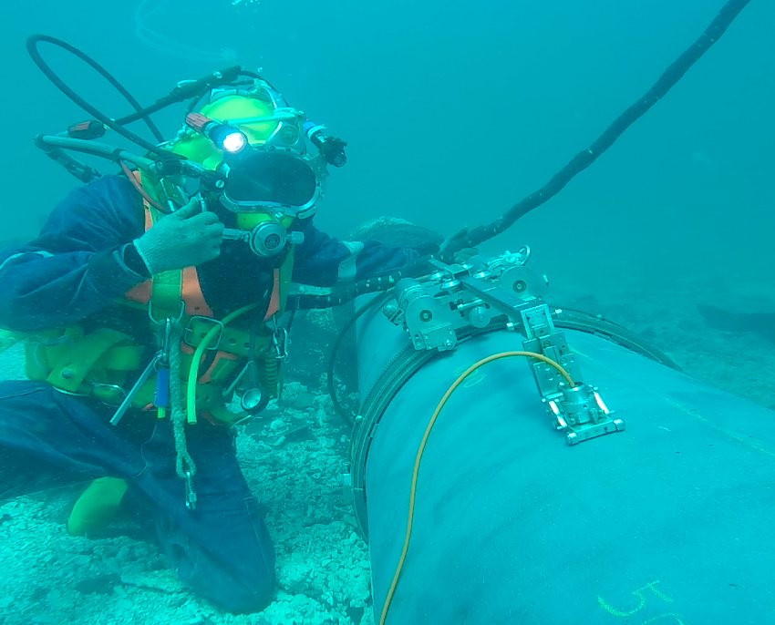 An image of the Sonomatic Nautilus scanner and a subsea worker